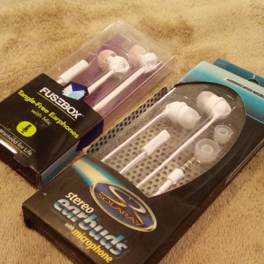 LARA White Earbud Headphones with Mic - Picture 3 of 8